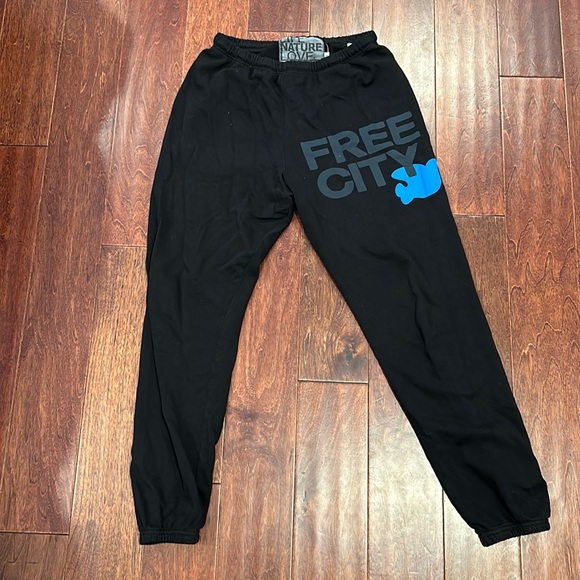Black free city sweatpants